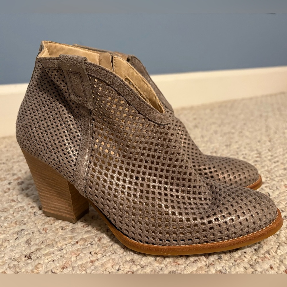 LIKE NEW Paul Green Cougar Bootie Size 7 Smoke Brushed Metallic